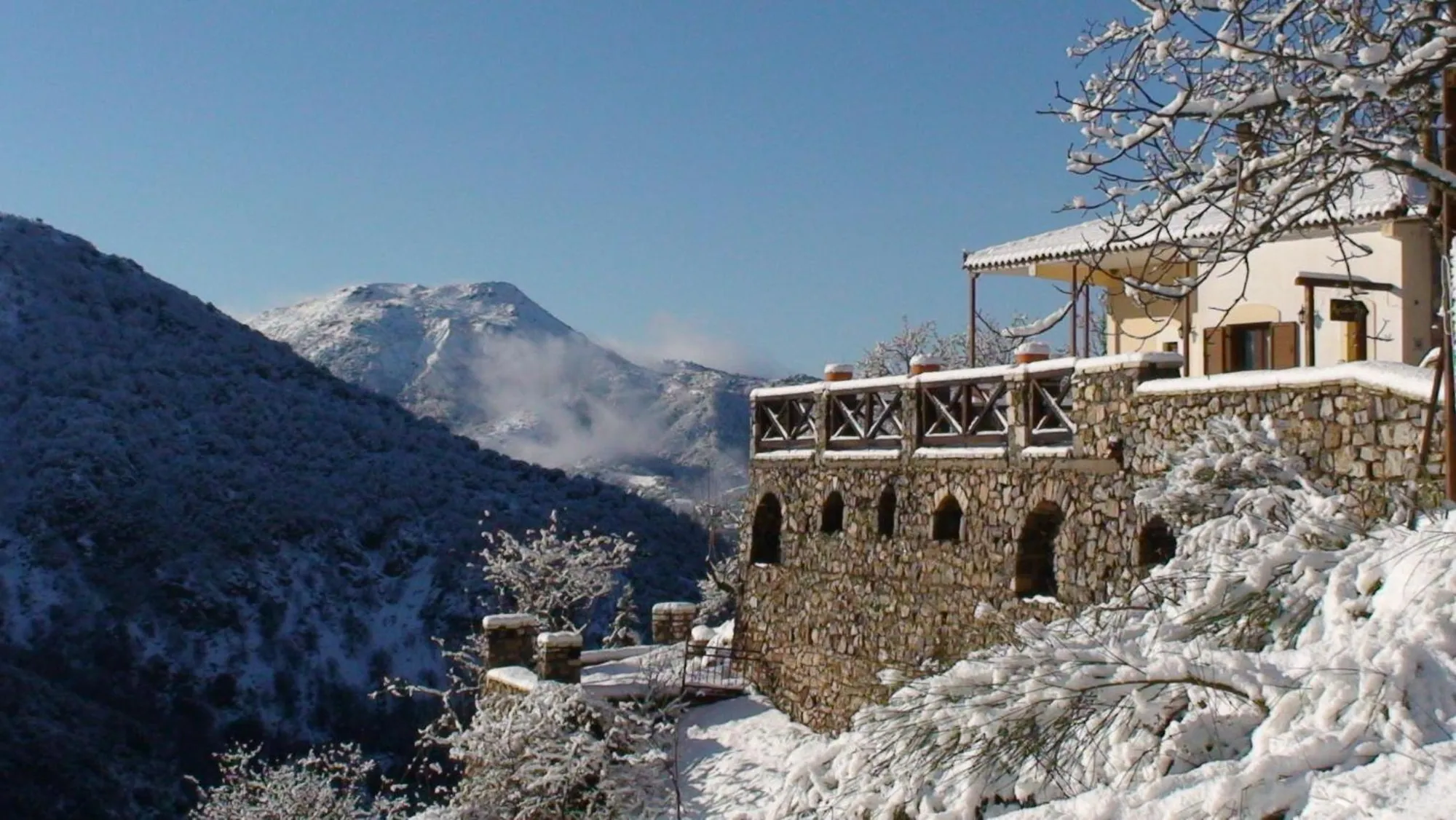 Το Αγνάντιο χιονισμένο, πάνω από το φαράγγι