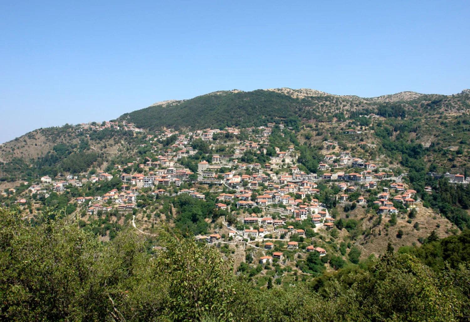 Τα Λαγκάδια κρεμασμένα στην πλαγιά του Μαινάλου