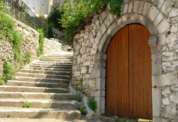 Πέτρινα σκαλιά και ξύλινη καμάρωτη πόρτα στα Λαγκάδια